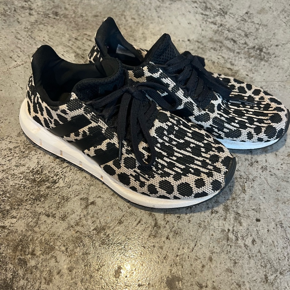 Adidas Swift Run 1.0 Shoes Beige Black Women’s Size 6.5